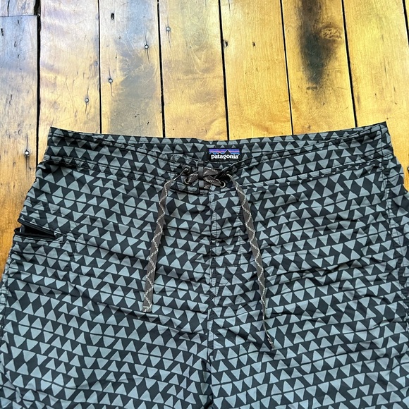 Patagonia Wavefarer Men’s 38 Board Shorts Trunks Worn Wear Geometric Pattern - Picture 2 of 11